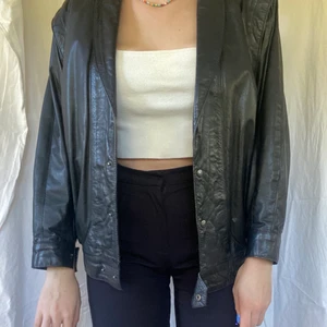 Läderjacka  - Jättefin läderjacka köpt second hand för 400kr. Det står ingen storlek men den passar bra på mig som är S/M. Köpare betalar frakt!💘