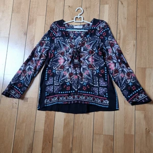 Odd Molly blus - Supersnygg svart blus med häftigt mönster från Odd Molly. 100 % viskos. Nyskick. Använd ett tillfälle. Storlek 1.