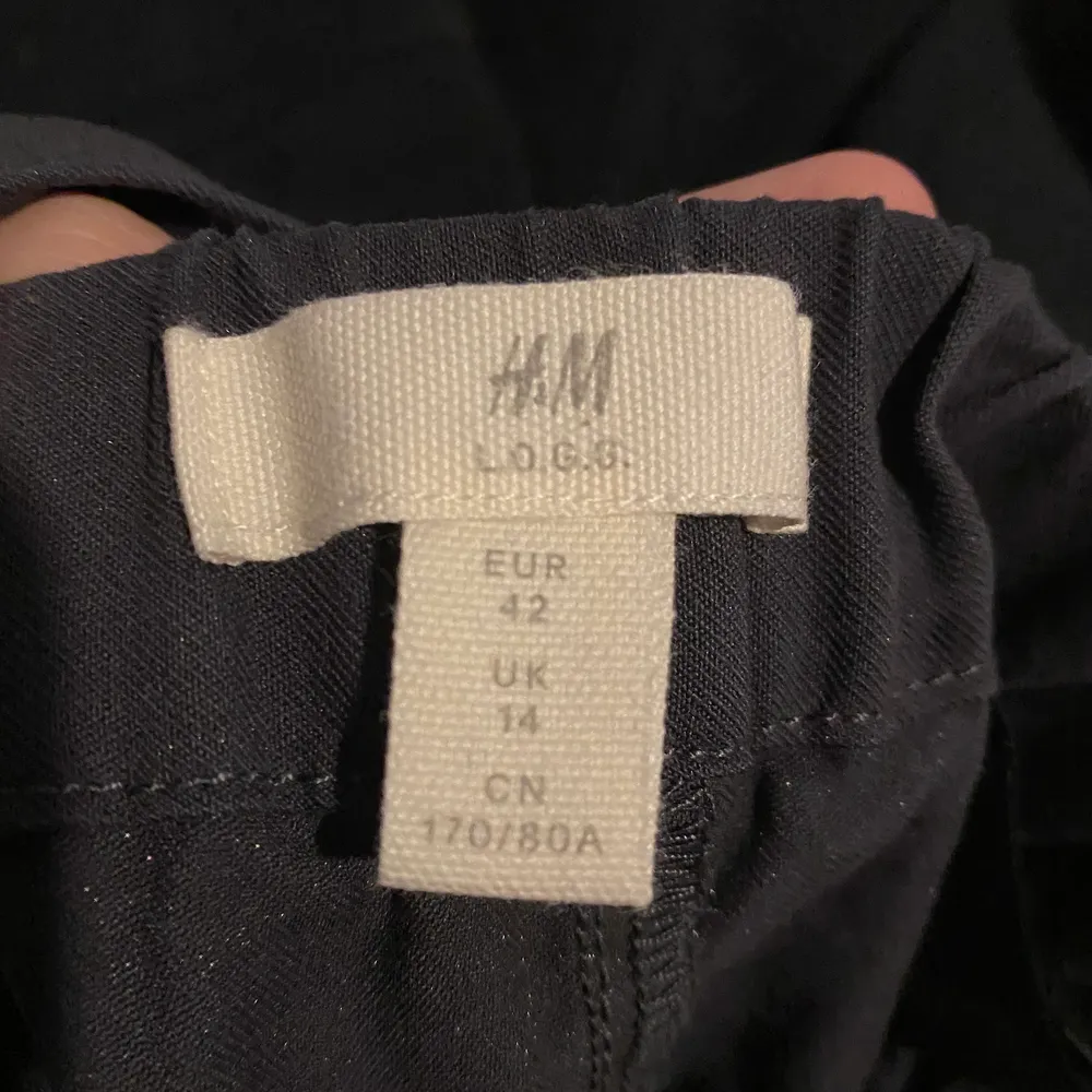 Storlek L men skulle säga att det passar S/M, kan fraktas men köparen står för frakten. Jeans & Byxor.