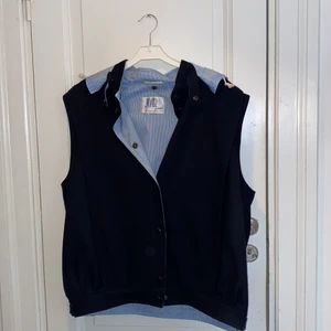 Joar fashion väst - Helt felfri och kemtvättad. Väst i färgen marinblå. Ett original av joar fashion gjord i Enköping. Vid intresse kontaktar ni mig på telefonnumret 0703920483.