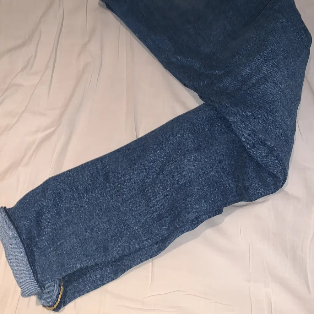 Säljer nu mina superfina levis jeans i en rak modell då de aldrog kommit till någon användning för mig tyvärr💕🥰De är i bra skick i ett töjbart material<33 W:26 (Köp direkt för 200 inkl frakt!!!💞). Jeans & Byxor.