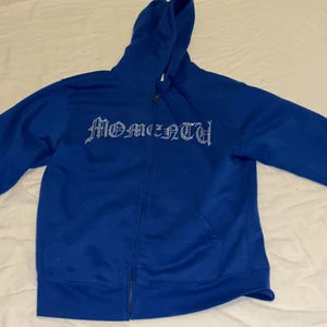 Momentum hoodie - Plagget är i väldigt bra skick har använt 2 gånger finns inget som helst tecken på att det är använt. Alla paljetter sitter kvar