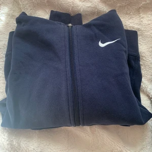 Nike kofta - Säljer min mörkblåa nike kofta då jag tröttnat på den. Passar en XS. Priset är 170 till att börja med, vid mycket intresse blir det budgivning. Köpare står för frakt.