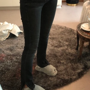 Jeans med slit - Mörkgrå jeans med slit från Zara