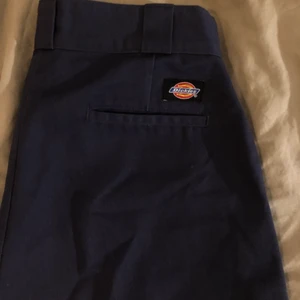 Dickies byxor dam  - Ett par marinblå byxor från dickies. Jag är 172 cm lång och de går nästan ner till fötterna. Använd fåtal gånger och är därför i väldigt bra skick. Skick: 10/10 