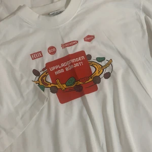 Tshirt - Jättespännande tshirt med intressant logo i strl M. Köparen står för frakten 50kr