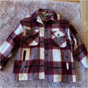 Rutig vinröd jacka  - Säljer min rutiga vinröda jacka från zara för att jag inte längre tycker om den. Jag har sytt in den pågrund av att den va väldigt lång när jag köpte den 