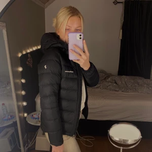 Peak performance jacka - Säljer denna jacka från peak performance. Den har ett litet hål på framsidan av jackan som man kan se på sista bilden men det syns knappt annars är den i bra skick! Storlek XS💗