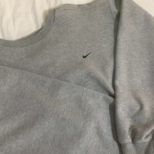 grå nike tröja - supppeefin och skönt vintage nike tröja som jag köpte år 2019 från en vintage butik i UK. Strl XL och jättebra skick. Köparen står för frakten 66kr💕