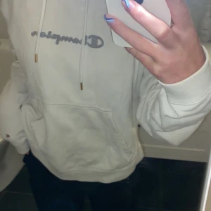 Champion hoddie  - Säljer den här vita hoodien från champion. Står att den är storlek L men den sitter som en XS/S. Skriv för fler bilder. Köparen står för frakten! 