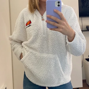 Ellesse hoodie 36 - Säljer denna supersnygga och gosiga hoodie från Ellesse. Den är väldigt oversized i modellen så den passar nog de flesta även om storleken är 36. Knappt använd och perfekt nu till hösten och vintern🍁🍂🕯