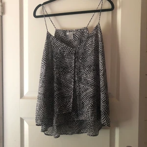 Prickigt linne - Prickigt linne från H&M. Använd ett fåtal gånger. Strl 42 🤍