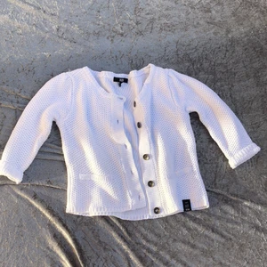 Kofta - En liten vit kofta. Ska vara kort i ärmarna och har fake fickor. Inte använd och i bra skick.