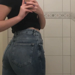 Midrise från bikbok - Säljer mina fina byxor från bikbok! De sitter som en smäck där uppe och lite lösare ner till. Säljer då de fallit mig ur smaken. Nypris 600