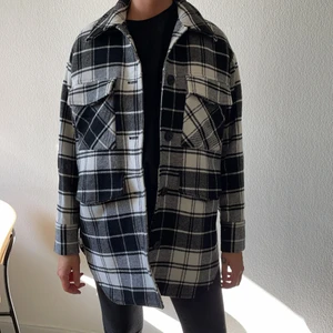 Monki jacka /kappa - Flanell (relativt tjockt material) jacka / kappa från Monki 