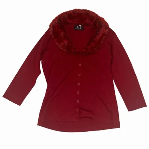 Stickad pälskofta - Röd vintage kofta med pälskrage i toppskick😍 storlek s men passar även större storlekar då tyget är stretchigt🙌