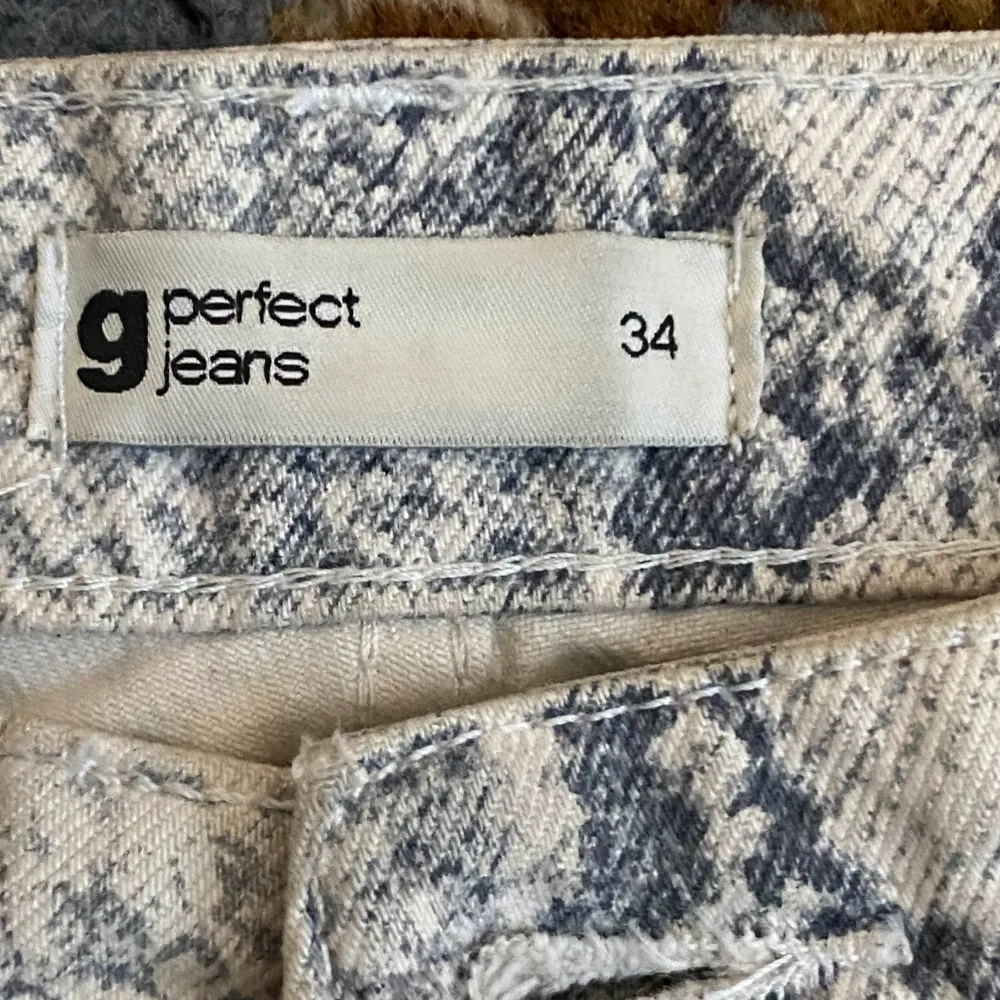 Dem här coola straight-jeansen från Gina är i storlek 34/36 och säljs då de inte kommer till användning lika mycket som jag hoppats. Köpta för 600kr.. Jeans & Byxor.