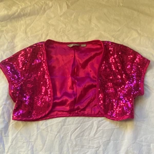 snygg fest kofta - fett fin kortärmad med paljetter. Perfekt för fest. Barnstorlek men passar perfekt för mig som har S men även såklart för mindre storlekar. I fint skick, men viss tappning av paljetter under ärmarna. Men märks inte när de väl är på. Köparen står för frakt. ❤️