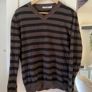 Randig tröja  - Brun och svart randig tröja, jättemysig och skön💕