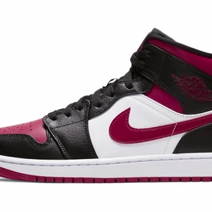 Nike jordan 1  - Säljer mina jordans. Lite smått slitna men de är ej sänder överhuvudtaget. Köpta för cirka 3000 kr och är i storlek 38,5. Kan både mötas upp och leverera💕