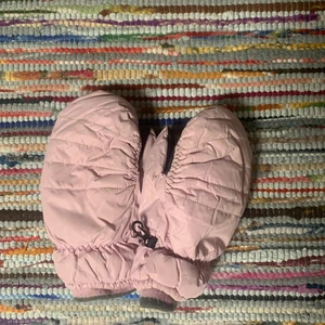 Vantar! - Super gosiga varma rosa vantar. Frakten ingår i priset ☔️💕