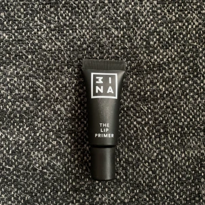 Läpprimer  - Testad typ 2 ggr så det är mycket kvar i den.