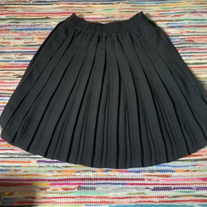 Svart kjol 🖤 - Kjolen går ner till slutet av mina lår ungefär :)! säljer då den inte kommer till användning 🖤 frakten ingår i priset!! :)