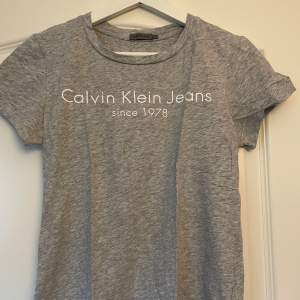 En T-shirt från Calvin Klein. Storlek S, bra skick!