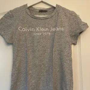 En T-shirt från Calvin Klein. Storlek S, bra skick!