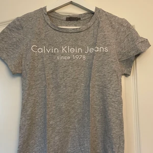 Calvin Klein T-shirt storlek S - En T-shirt från Calvin Klein. Storlek S, bra skick!