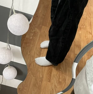 Svarta jeans - säljer ett par svarta jeans från junkyard. dom är för korta för mig som är 168 (i min smak). använda fåtal gånger. köparen står för frakten!💘🌸