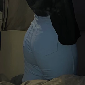 blå byxor  - köpta från h&m helt nya aldrig hittat rätt tillfälle att ha på mig dom. storlek 38/ 170cm+ säljer för 80kr 🥰