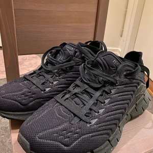 Skor - Reebok skor som är använda en enda gång, väldiga sköna att ha. 