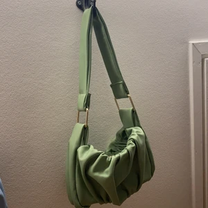 Axelväska från ASOS  - Använd ett fåtal gånger. Perfekt längd på axelbanden och är i jättefint skick.