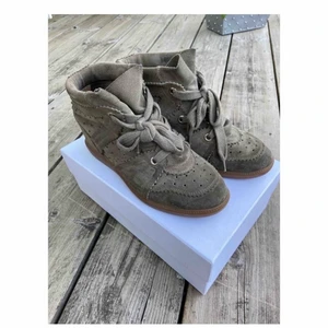 Isabel Marant  - Storlek 40! Mycket bra skick. Lite slitna inne på sulan som man ser på bilden. 