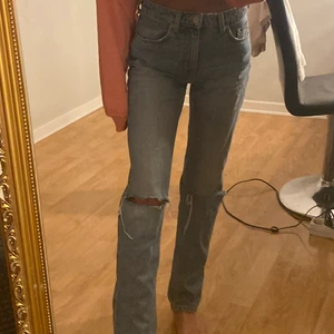 Jeans  - Jeans med hål vid knänen, använd några gånger! Jag säljer dom för dom blivit för små.