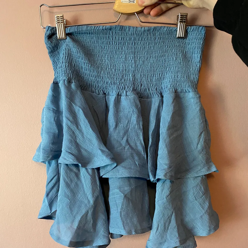 Blå volang kjol från shein i strl M/38 superfin och bra matetial. Kjolar.