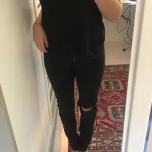 Ett par svarta lågmidjade jeans från Zadig som jag gjort hål i! Ass coolt märke på ena fickan 