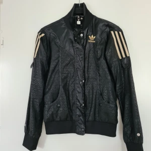 Adidas - Snygg Adidas jacka, bra skick använd ett fåtal gånger. 