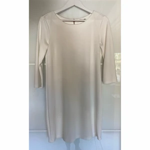 Klänningar VILA - Lättanvända klänningar i blå och vit. Passar både på vår/sommaren och höst/vintern. En klänning för 200 kr eller båda för 350 kr. Hör gärna av er för fler bilder! 