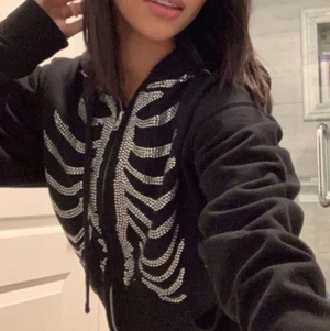 Heart Eyes Rhinestone Skeleton Zip Up - SÄLJER INTE DENNA! Men ni kan få den för 15% extra rabatt på hemsidan själv Hearteyesstore.com med koden ”FELICIA15” (länk i bio eller dma mig) 🖤 dem har gratis frakt just nu så passa på