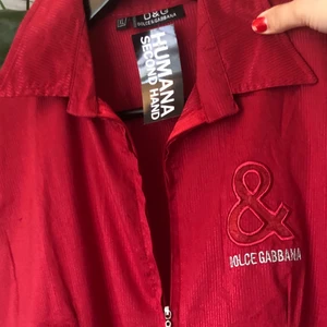 Dolce and Gabbana väst - Unik röd väst köpt på humana för 300kr. Oanvänd med prislapp kvar! Står storlek XL men passa uppskattningsvis xs-l beroende på önskad passform.