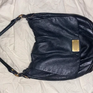 Marc Jacobs väska  - Äldre Marc Jacobs väska i läder. Lite slitningar i kanterna som ni kan se på bild två men annars i gott skick. 