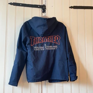 Thrasher x Volcom jacka - Säljer denna Thrasher x Volcom jacka som aldrig kommer till användning. Storlek L men skulle definitivt säga att den är mer som en S, jag är 167 cm lång. ⚡️ Hör av er vid frågor och funderingar!💘