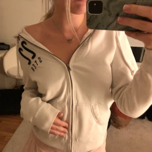 Holister flis/kofta/hoodie  - Säljer denna vita koftan från holister för att den inte kommer till andvänding, andvänd få tal gånger.❤️ köparen står för frakten !! 