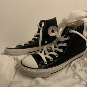 Converse svarta - Säljer mina gamla converse pågrund av att dom är för små! storlek 38. Köparen står för frakten <3
