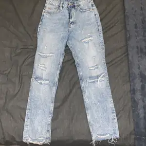 Fina jeans med hål. Säljes pga för små. Betalning sker via Swish, säljes för 150 kr eller högsta bud.