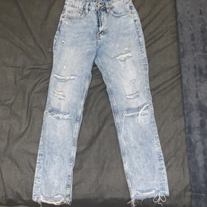 Lösa håliga jeans. Storlek 34 - Fina jeans med hål. Säljes pga för små. Betalning sker via Swish, säljes för 150 kr eller högsta bud.