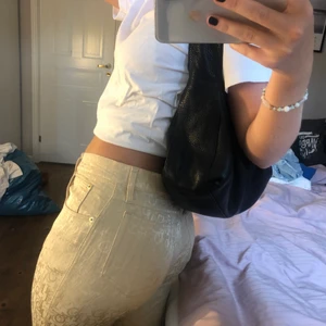 Jeans i coolt mönster - Jeans köpta frän second hand. Jag är 170 lång men de är lite korta på mig, oklart vad de är för storlek men skulle säga S