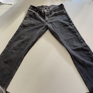 Levis vintage 514 slim straight jeans - Säljer mina jeans som jag beställt då de inte passade mig i storlekn. Dom är i storlek W 30 L 32 men har  passformen som W 28 L 32.